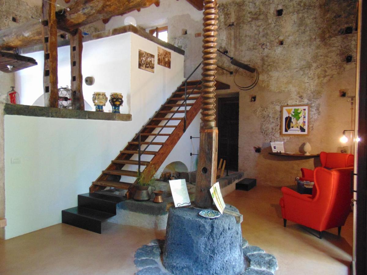 La corte di Bafè B&B Slow Life Zafferana Etnea Esterno foto